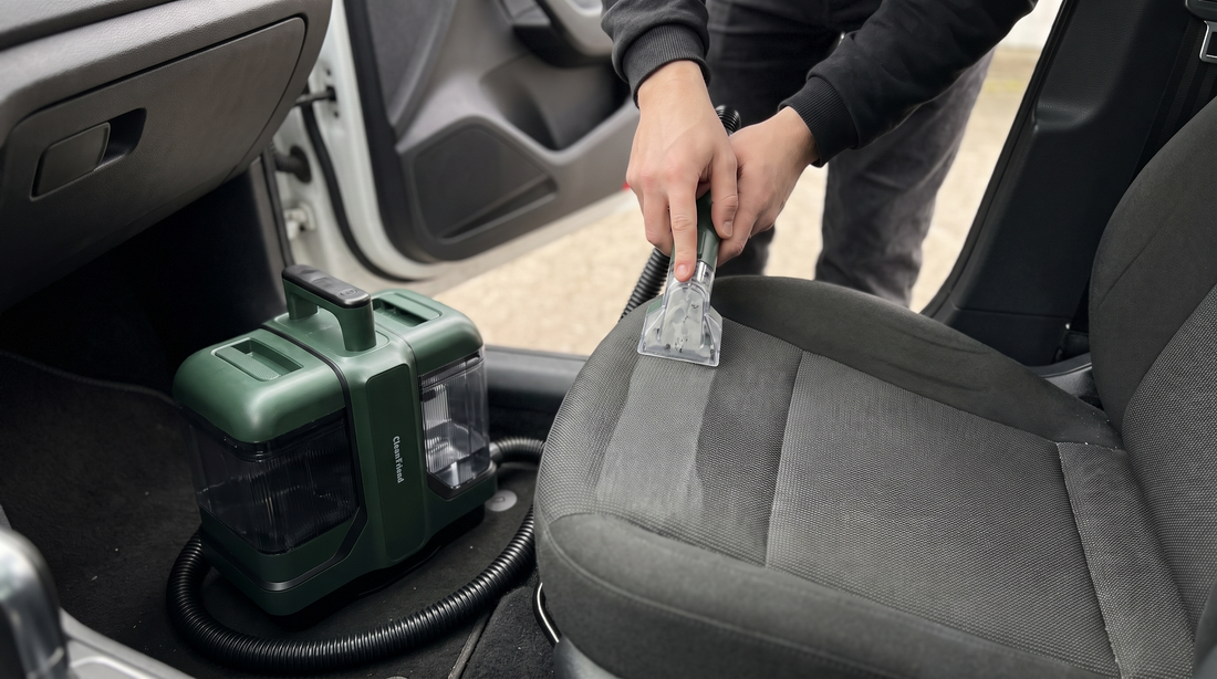 Hundelugt fjernes fra bilsædet med CleanFriend SpotCleaner tæpperenser