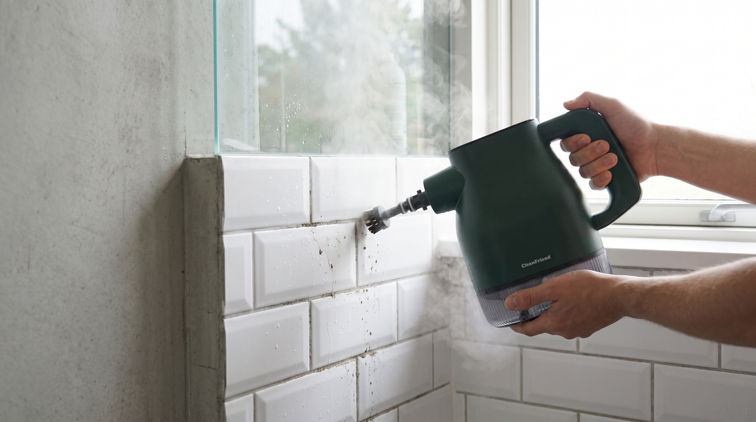 Skimmel i badeværelsets fuger fjernes med damp fra CleanFriend PureSteam