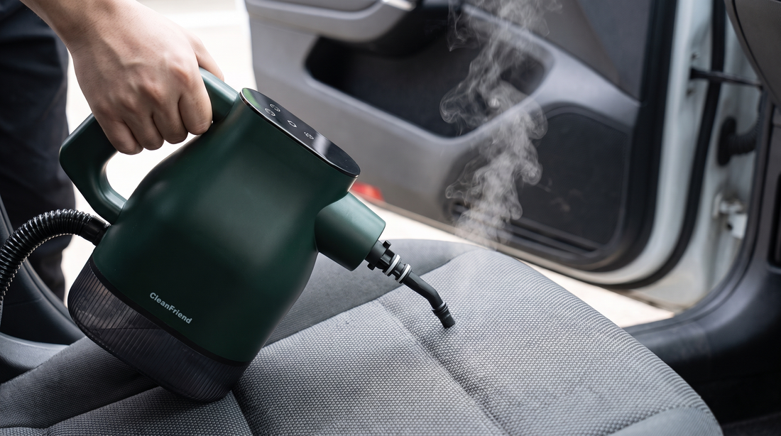 Bilsæde i stof renses med dampdysen fra CleanFriend PureSteam damprenser